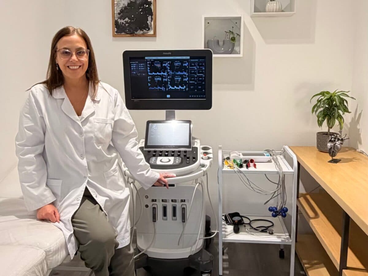 Médica de BioCrono junto al ecocardiógrafo y al carro del electrocardiógrafo